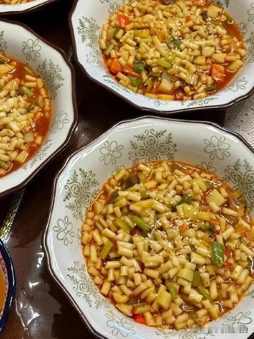 这丁丁炒面可是新疆的特色面食。“丁丁”就是把面条切成小段。

做的时候，先把面煮