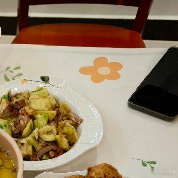 人只要还活着，每一天都要面对生活。在所有的经历中，把所有的是是非非，纷纷扰扰，通