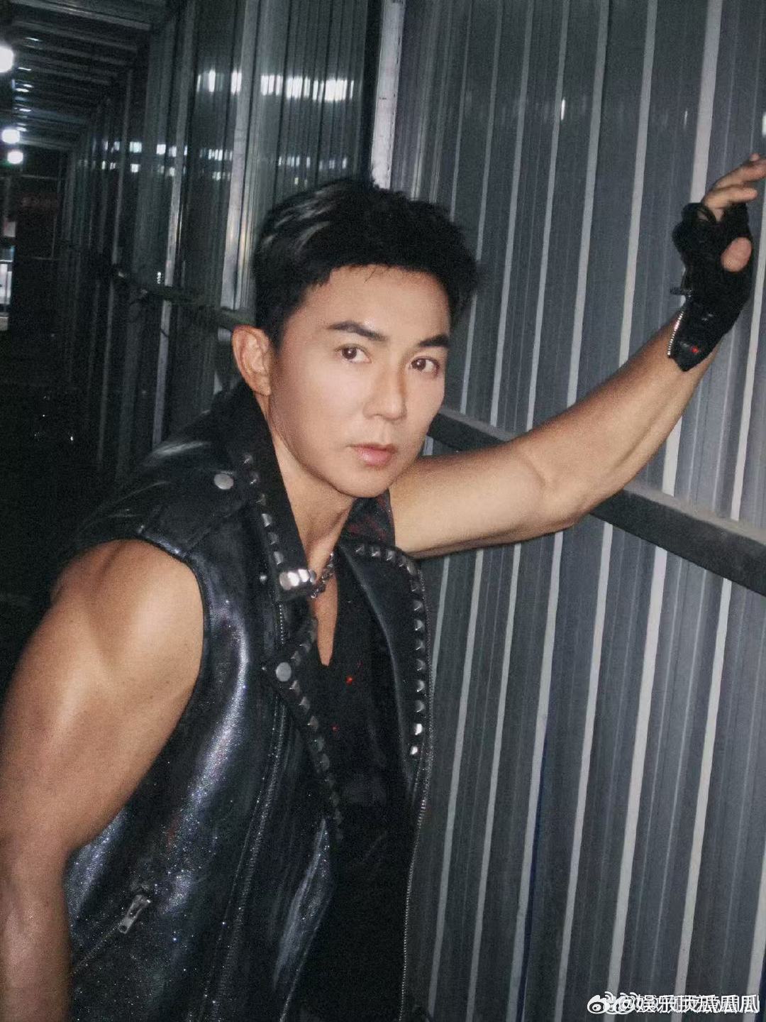 刘畊宏拍的小沈阳直拍 刘畊宏艾特所有披哥别惹小沈阳谁被披哥后台日常笑到，小沈阳认
