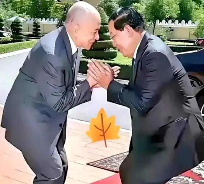 柬埔寨找美国，美国不搭理。
找邻居，邻居装没看见。
连自己手下的兵，心都开始散了