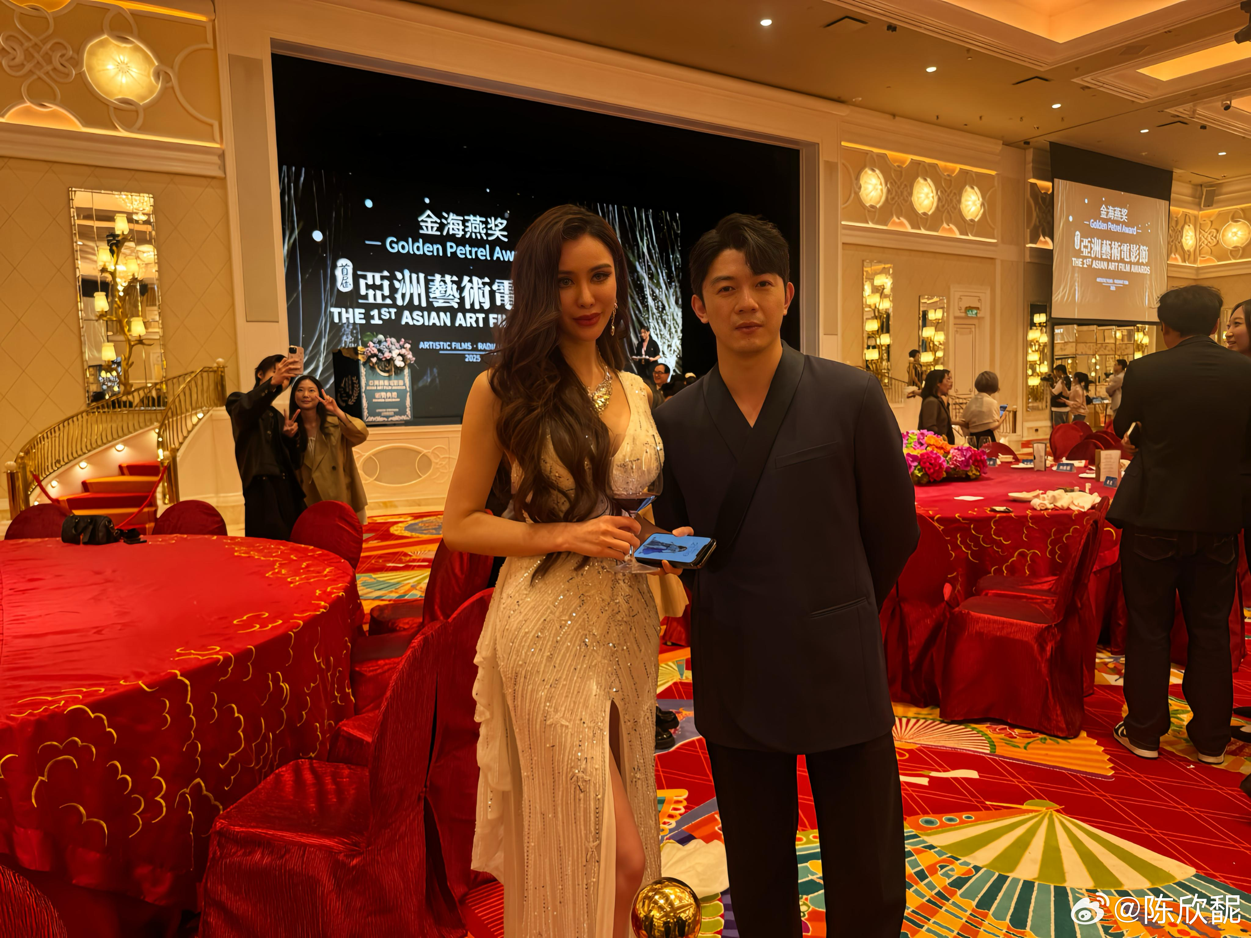 把快乐带给别人，把悲伤留给自己，人生大可不必，现在的我不服就开干，跳起来干[偷笑