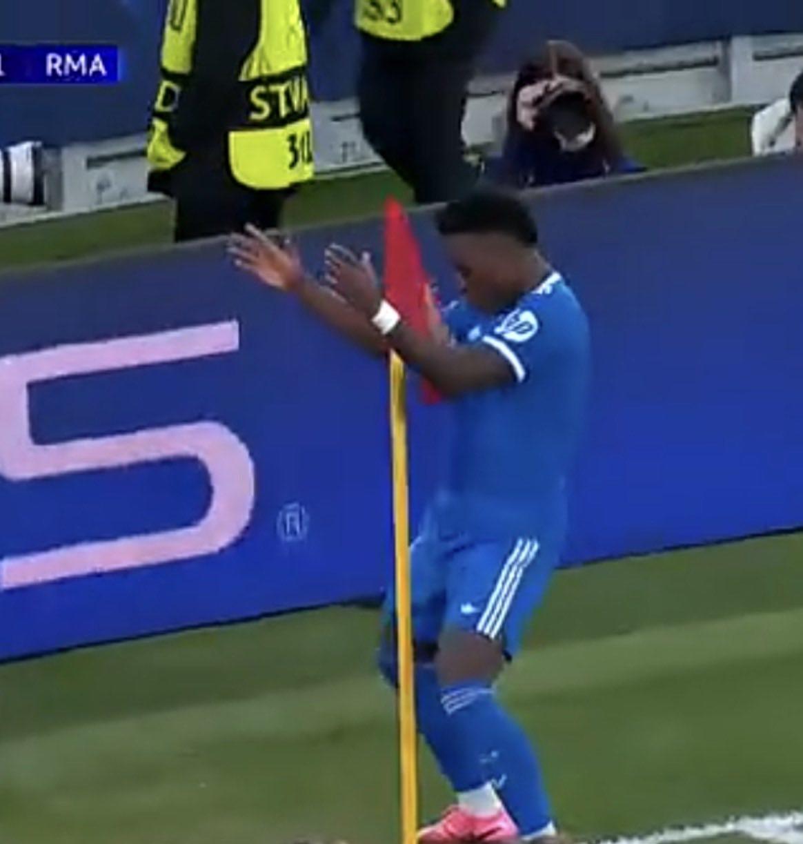 维尼休斯这个球员，真的很难评价。
要说球技，在当今世界肯定数一数二，他的身价说明