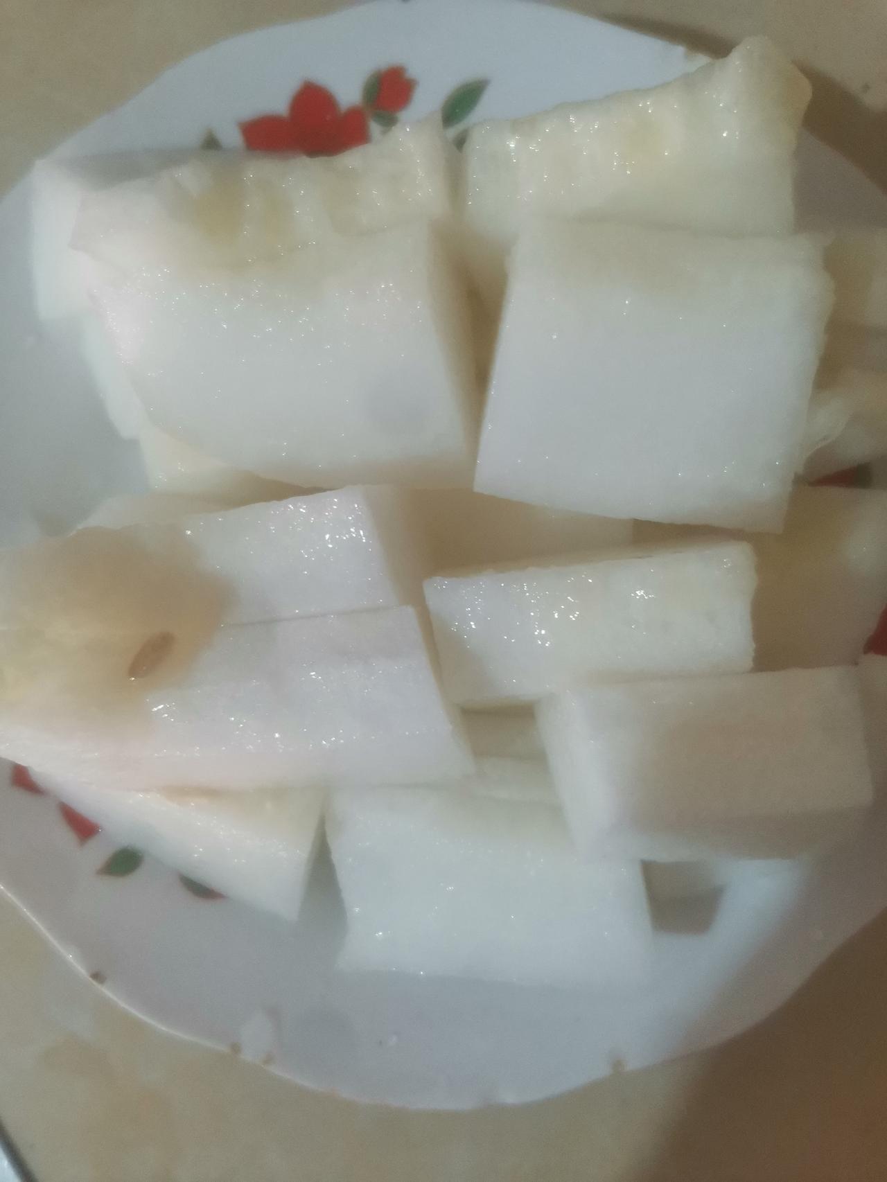 上午九点半去我妈家。
先洗香瓜，切香瓜。
洗韭菜，切好打了几个鸡蛋。
豆皮，瘦肉