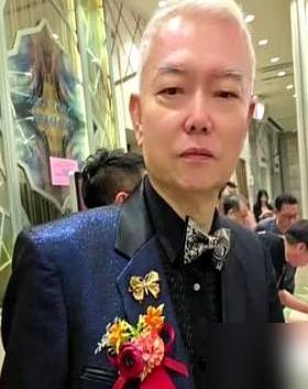 三刀砍退崩牙驹，林江只认向家。
​
1990年葡京酒店外，几百人把向华强三兄弟围