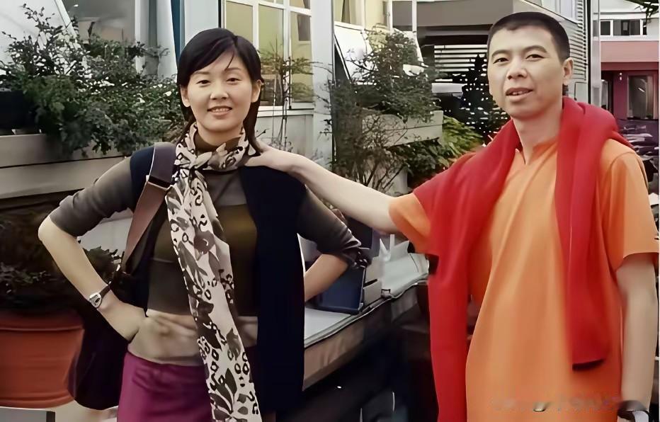 冯小刚那么丑，徐帆为什么要嫁给他，徐帆是真得很漂亮，也没整容，戏路也比较好，但是