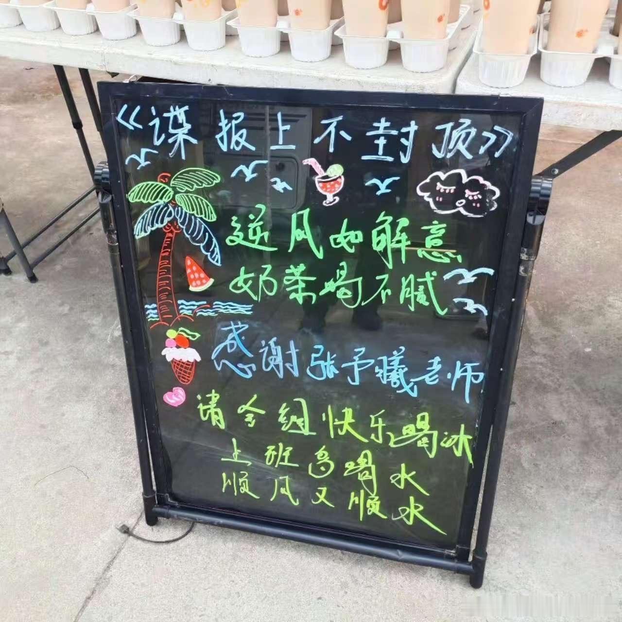 张予曦？ 请谍报上不封顶剧组喝奶茶。是有客串么还是谁的朋友？ ​​​
