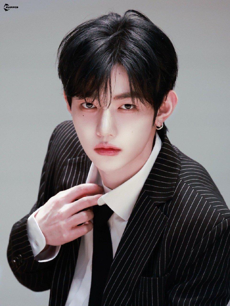 投稿  章昊    穿细条纹西装抓领带，眼神深邃，清冷又撩人，瞬间帅到我心巴上 