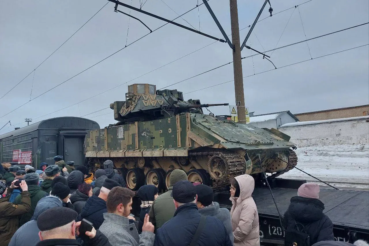 俄军将在阿瓦迪夫卡缴获的一辆美军M2A2“布雷德利”步兵战车运回本土。当地居民纷