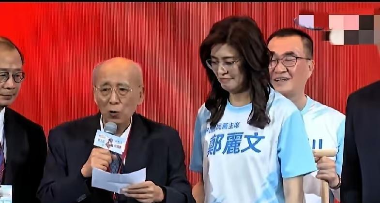 87岁的吴伯雄来了，65岁的朱立伦躲了！当87岁的伯公拖着虚弱的身体，奋力喊出"