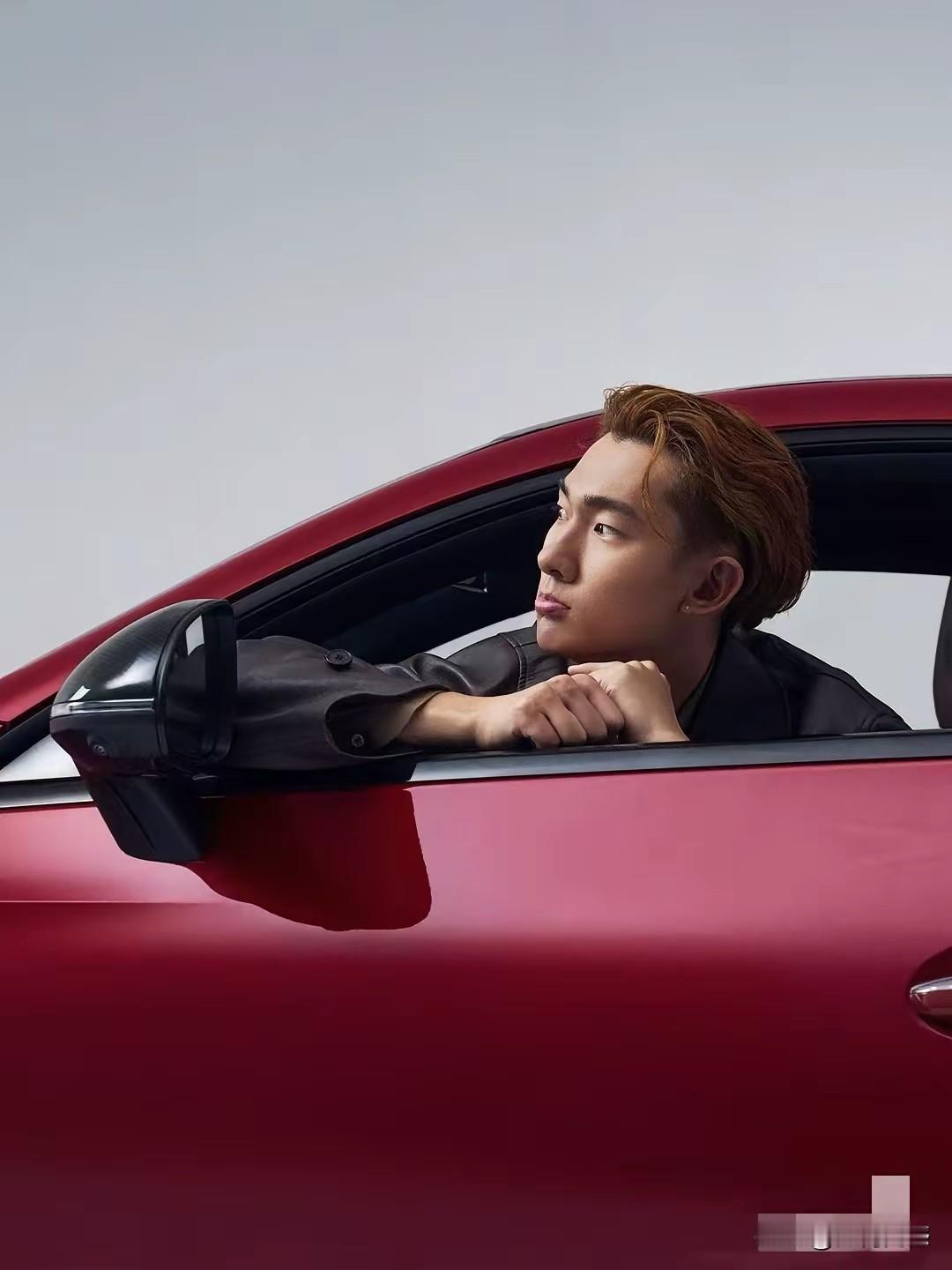 苏翊鸣好像是比较喜欢车，不知道这是他自己的车，还是在给车做广告？现在的年轻人，对