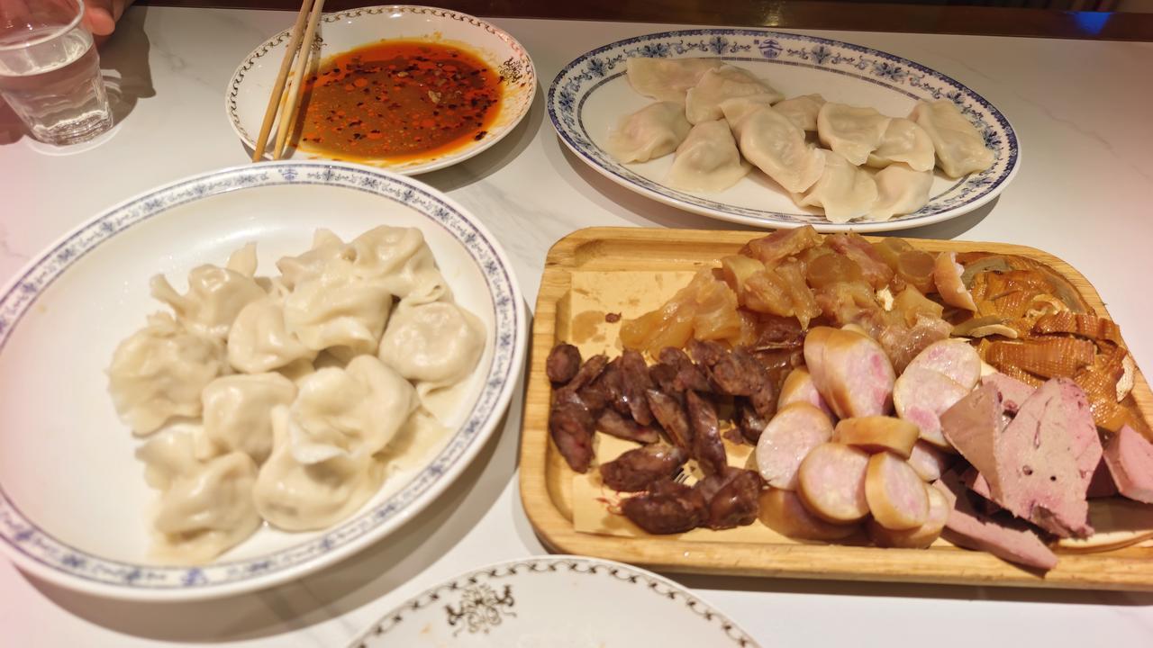 准备明天就出发，今天是哈尔滨这个夏天最后一顿正餐了，问小胖想吃啥，她点的熏酱饺子