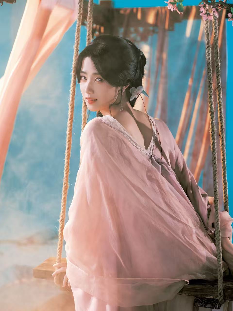 卢昱晓和粉色的适配度卢昱晓今儿是粉色的意儿，噜噜晓和粉色的适配度不要太高啊，又美