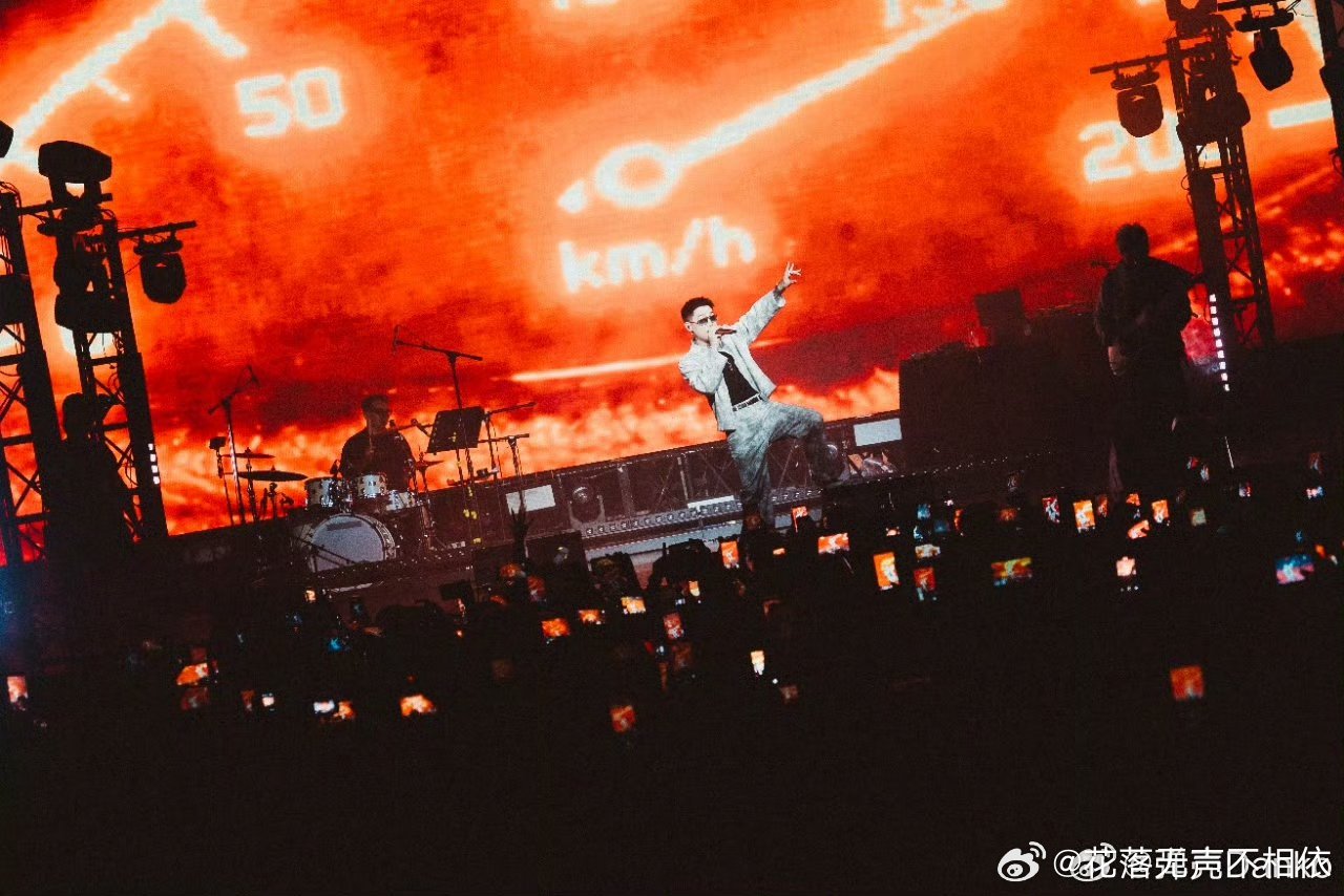弹壳首次回应团队解散 后台那群rapper跟着一起嗨的画面太真实了，简直就是在演