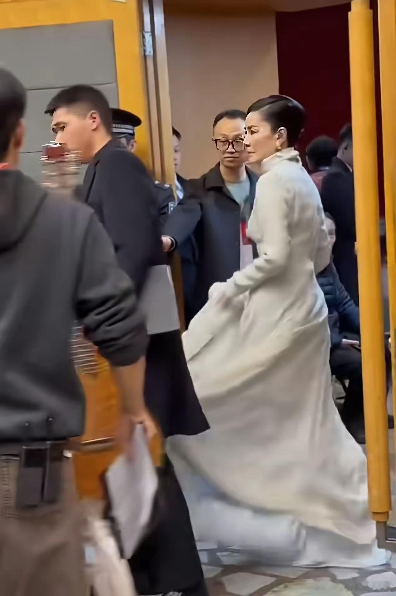 王菲春晚彩排路透来了！王菲下班时，还没来得及卸妆，斜分发型，穿着裙摆很大的裙子，