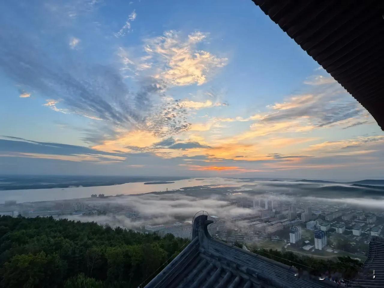 #分享手机里拍的一张最美天空照片#
没啥说的，就是做个任务！
