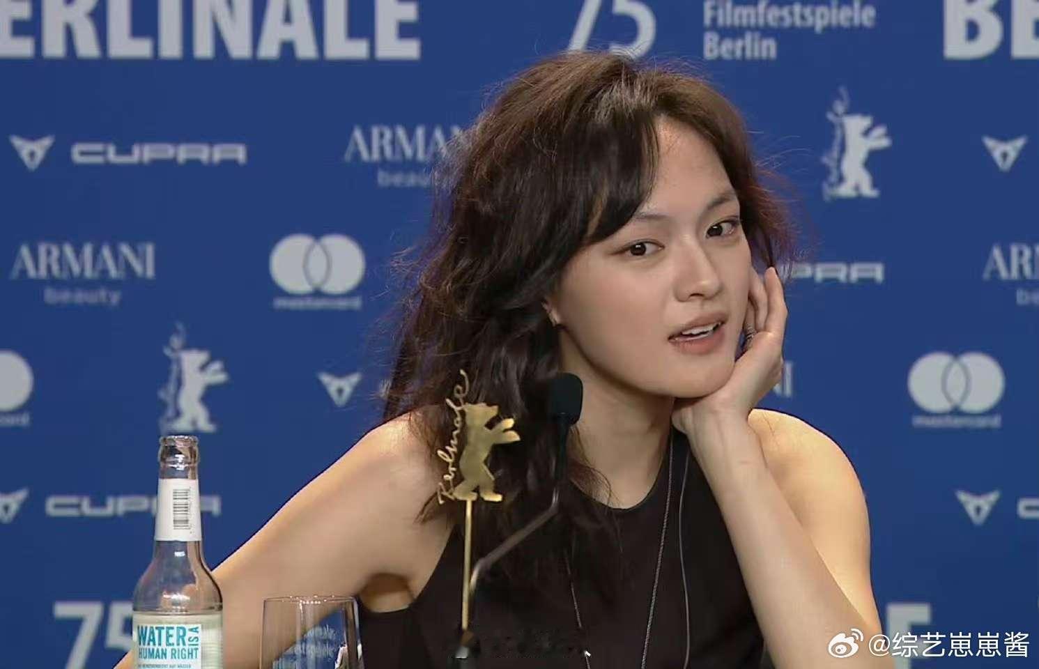 文淇 大大方方的  文淇这种自信从容的样子真的是让人看着都忍不住的感慨，这种随性