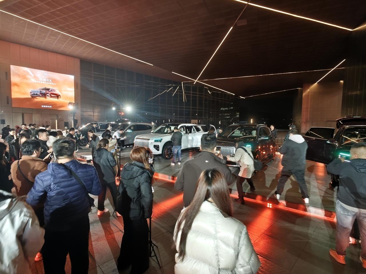 打卡比兰博基尼还野、零百加速只比莲花ELETRE慢0.01秒的极氪8X技术发布会