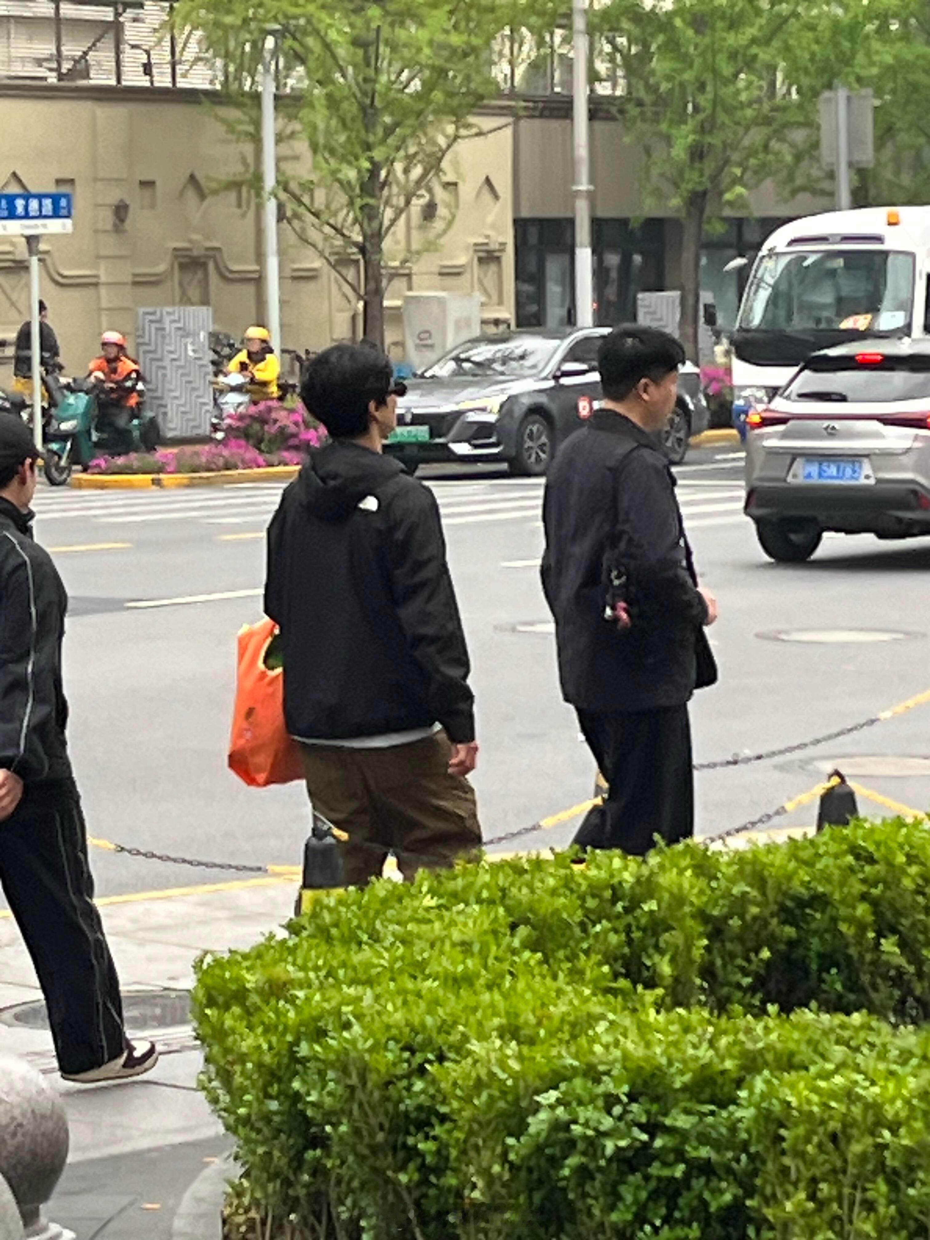 静安寺偶遇朴宝剑 