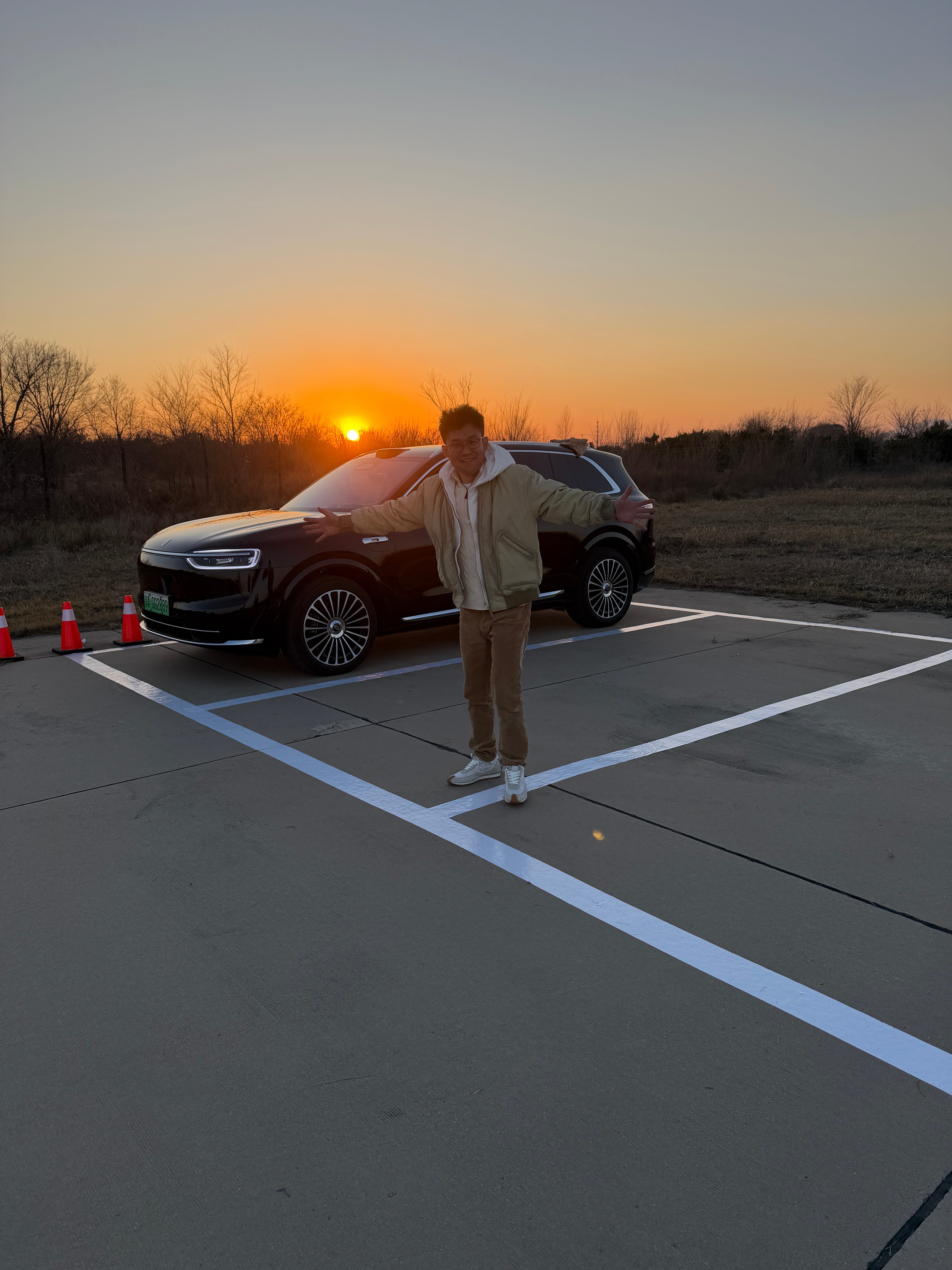 作为汽车媒体，什么技能都得会，这车位画的是不是太棒了👏