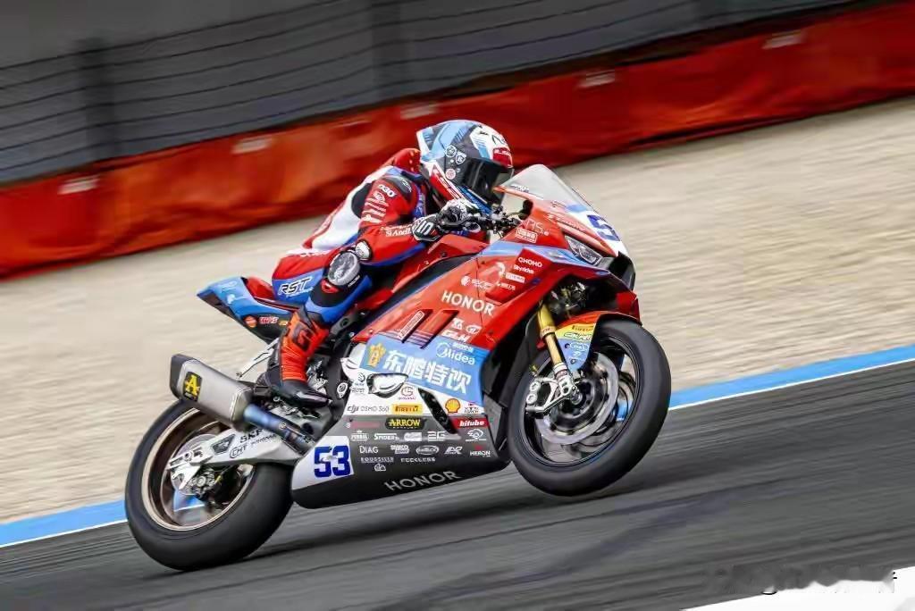 绝杀封神！最后一圈逆天翻盘！中国张雪机车拿下WSBK匈牙利站冠军
 
5月2日晚