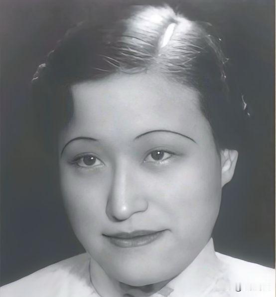 32岁的蒋介石去陈家做客，对13岁的陈洁如心生觊觎，陈母当即拒绝，蒋介石竟将陈洁