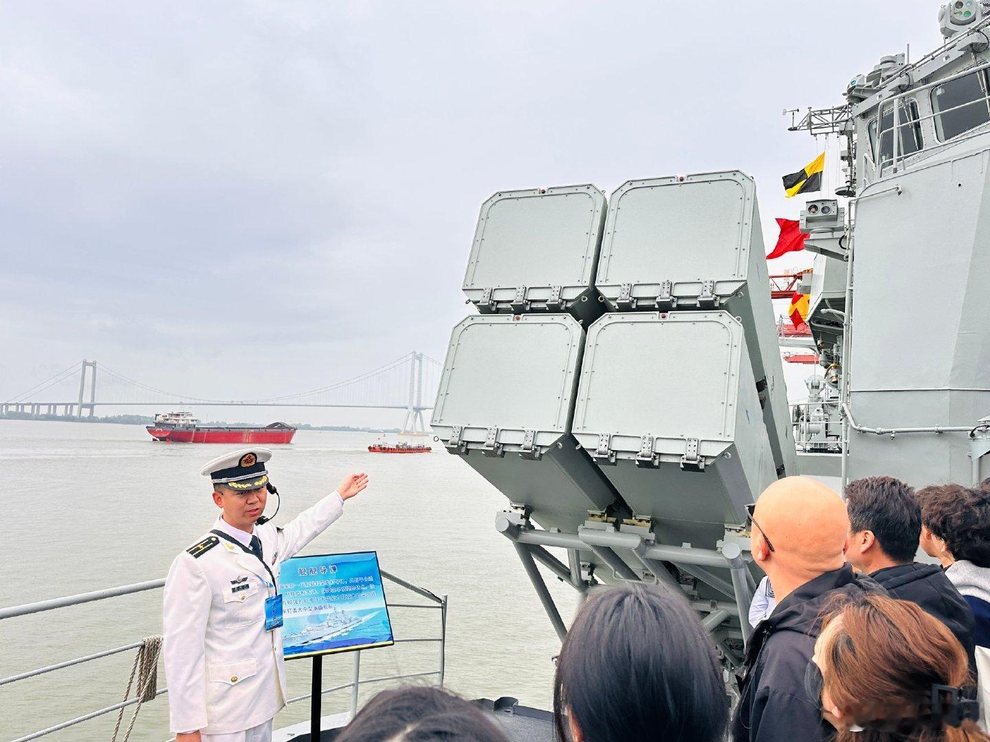 中国海军俄制956EM型驱逐舰升级后安装的倾斜式发射箱。拆除了2座4联装SS-N