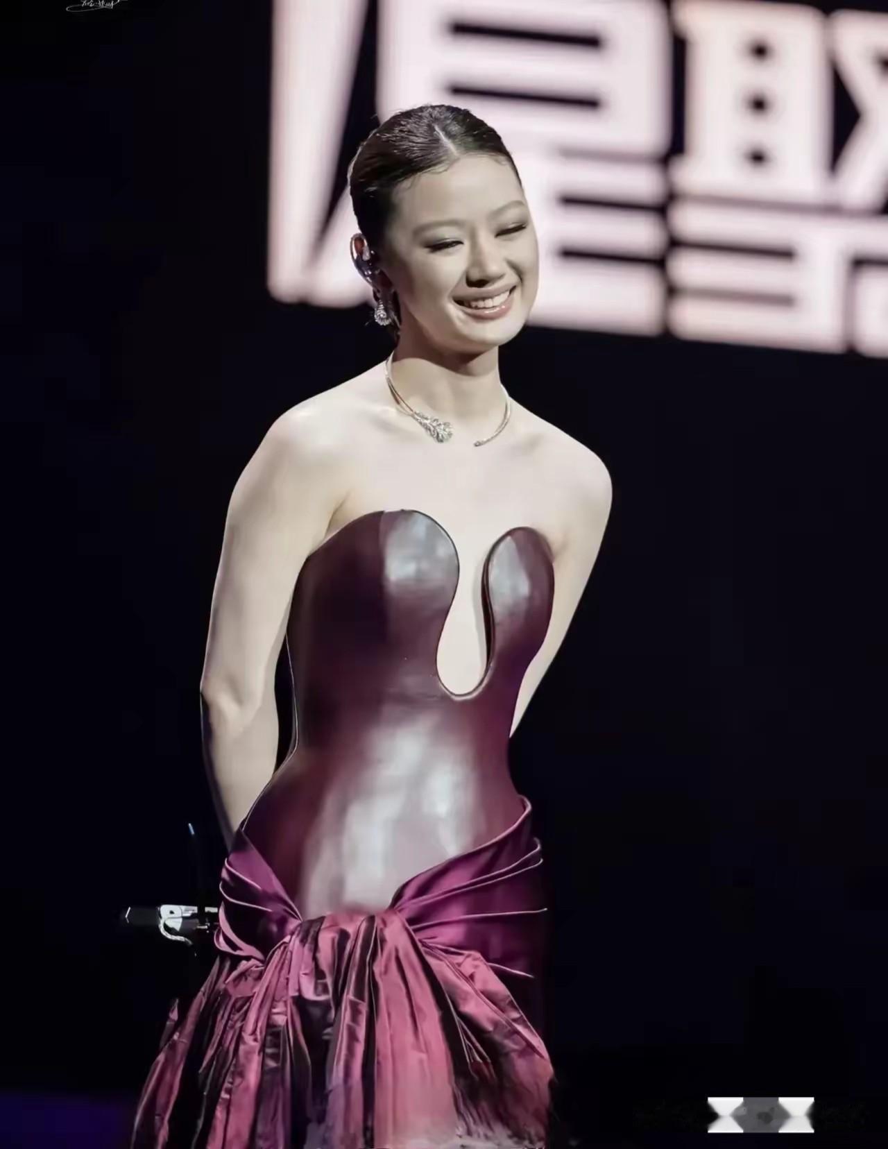 看了网友的评论，笑的我停不下来，网友说单依纯弄了两片猪肝挂在了胸前，哈哈哈哈哈！