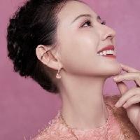 我的今日状态：😁轻松愉快
我这里的天气：🌧下雨
美女新年穿搭写真