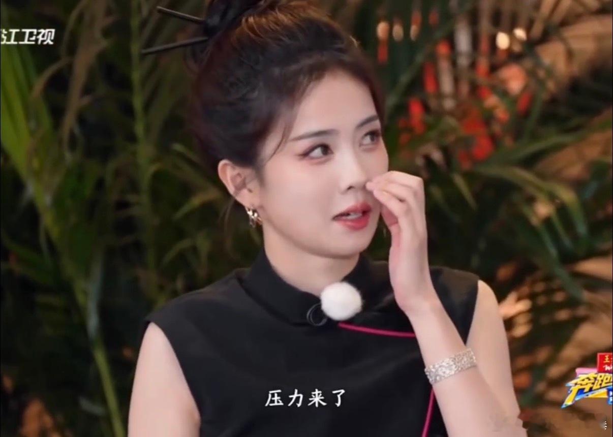 白鹿跑男连答五题 咱就是说，白鹿这成语猜题能力也太绝了！队友话没说完，她“声东击