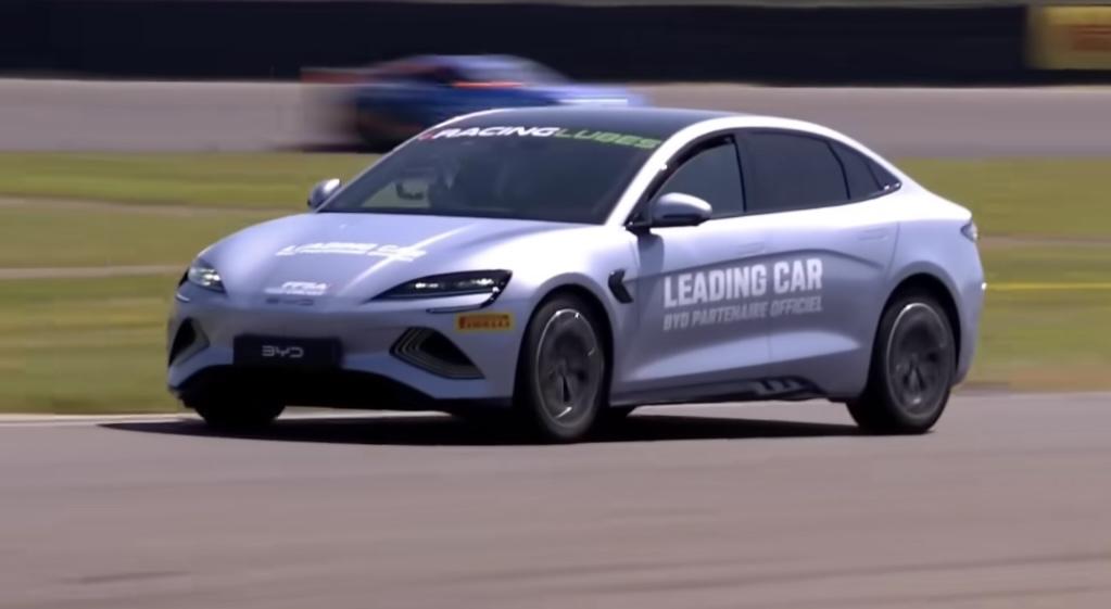 比亚迪海豹EV（SEAL EV）担任法国FFSA GT锦标赛的赛事领航车，宋PL