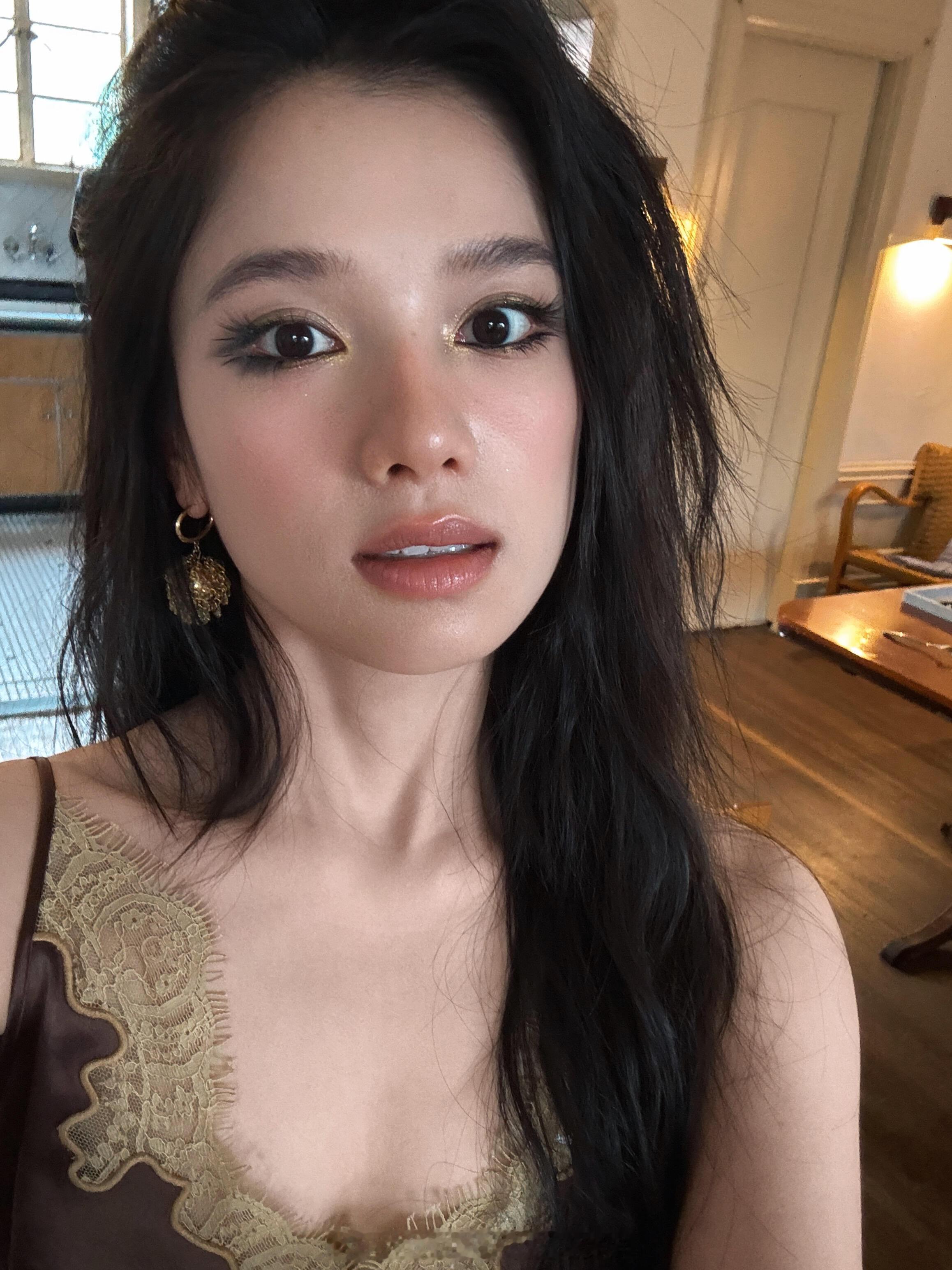 张婧仪最新自拍营业，充满野性魅力的美！！[羞嗒嗒][羞嗒嗒] ​​​