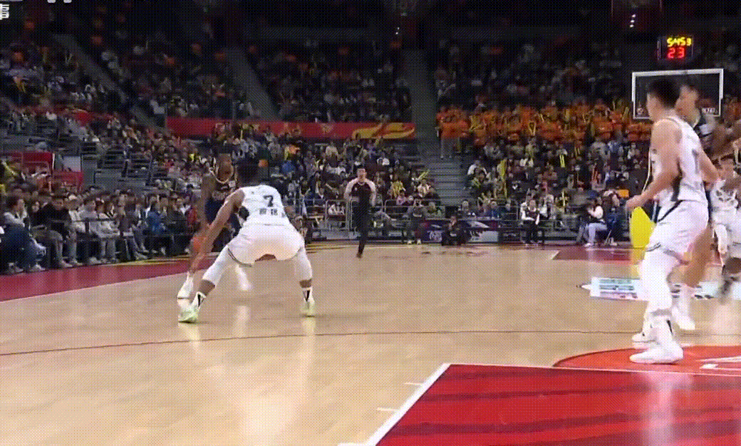 萨姆纳是真的快啊，这突破冲起来对手拦都拦不住，只能一次次赔上犯规，这场奶茶哥罚球