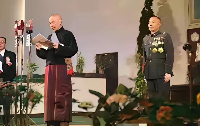 这里有两张关于蒋介石和李宗仁的照片。
      一张是 1945年抗战胜利后，