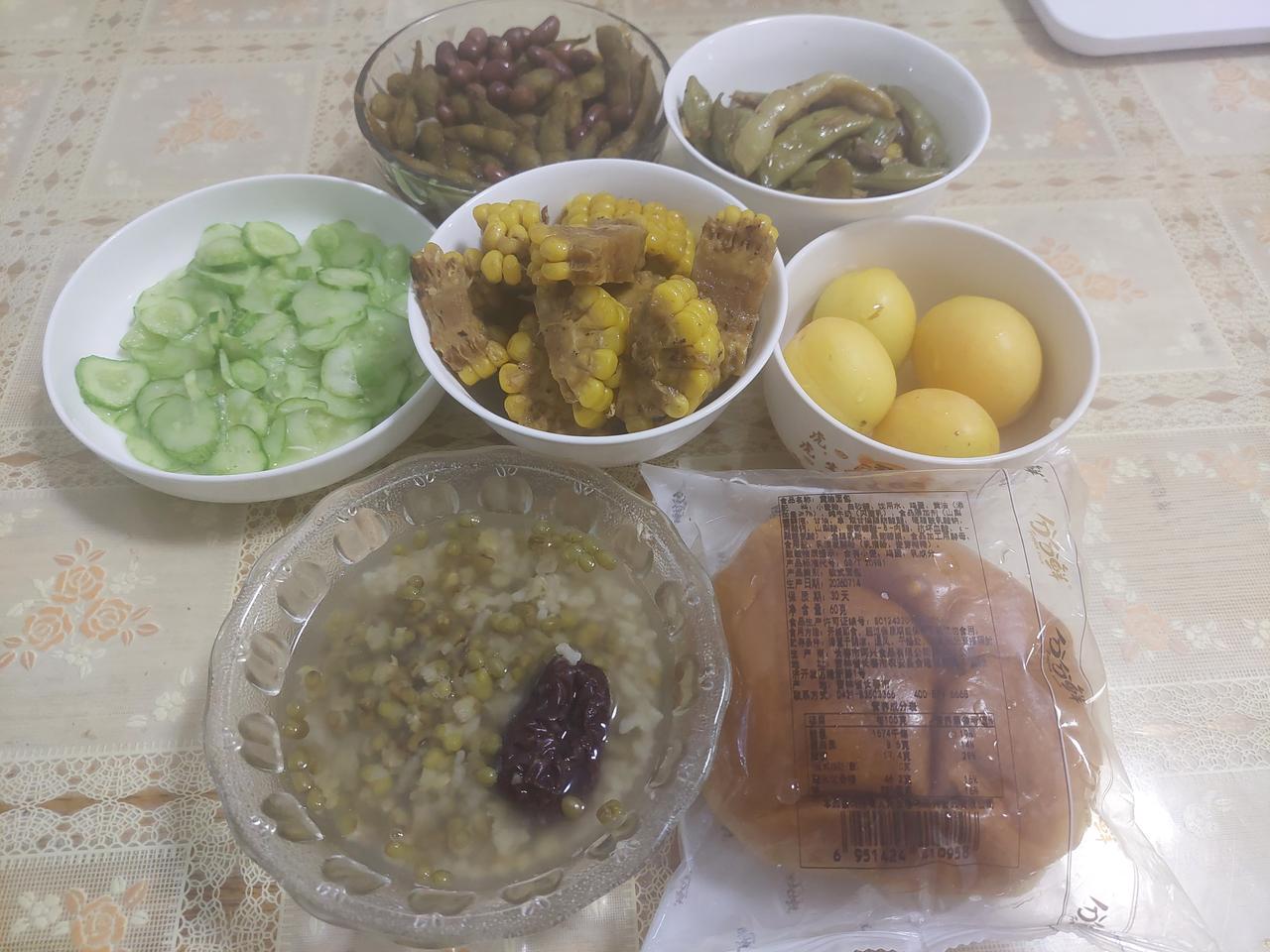 一大早，扔掉了豆角里捡出来的这小碗玉米块。

早晨 6 点，如期发布了头条小说。