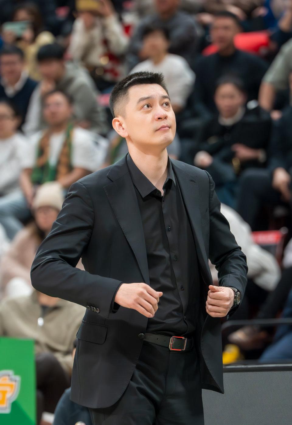 辽宁男篮主教练杨鸣的辞职，其实早有迹象。

从球队近期表现看，问题主要集中在三点