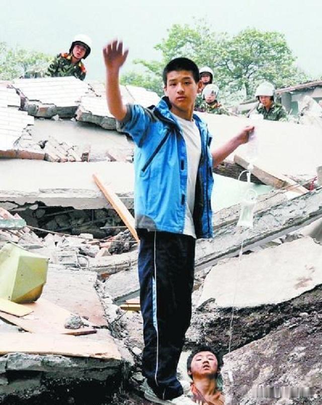 512震后18年再访“吊瓶男孩”

2008年汶川地震，17岁的李阳在废墟中为受