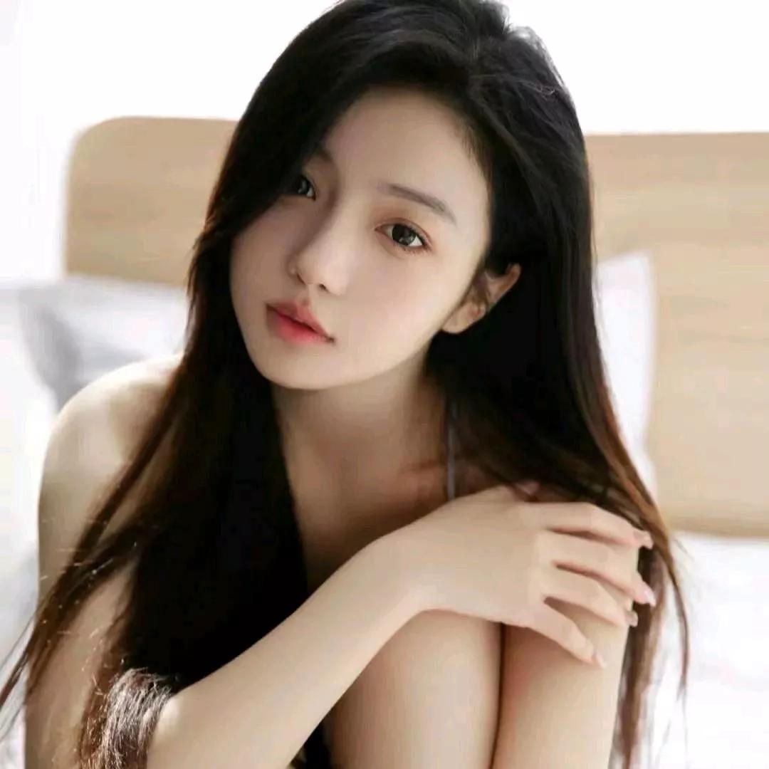 清晨的光洒在她的脸上，如梦似幻的氛围，宛若天仙下凡。少女感笑容 清晨治愈感 清晨