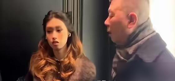 150万的保时捷，换不来女儿一个眼神。 昨晚北京某餐厅。冯小刚凑过去说话，徐帆递