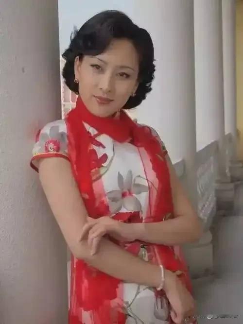 马苏穿旗袍之美，惊艳到我了，电视剧《旗袍》是马苏旗袍秀，她凹凸有致的身材穿上旗袍