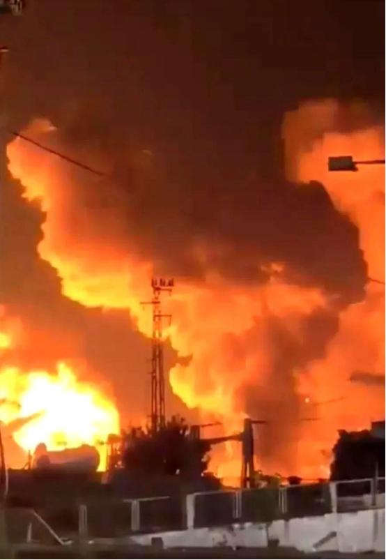 凌晨六点，7枚航空炸弹。

就在美国总统特朗普兴高采烈地发帖，向全世界宣布“我搞