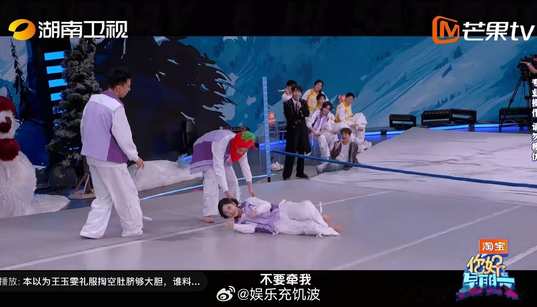 沈月好偶像剧的跌倒滚落你好星期六 义气滑雪变偶像剧现场！沈月猝不及防的滚落，雪琴