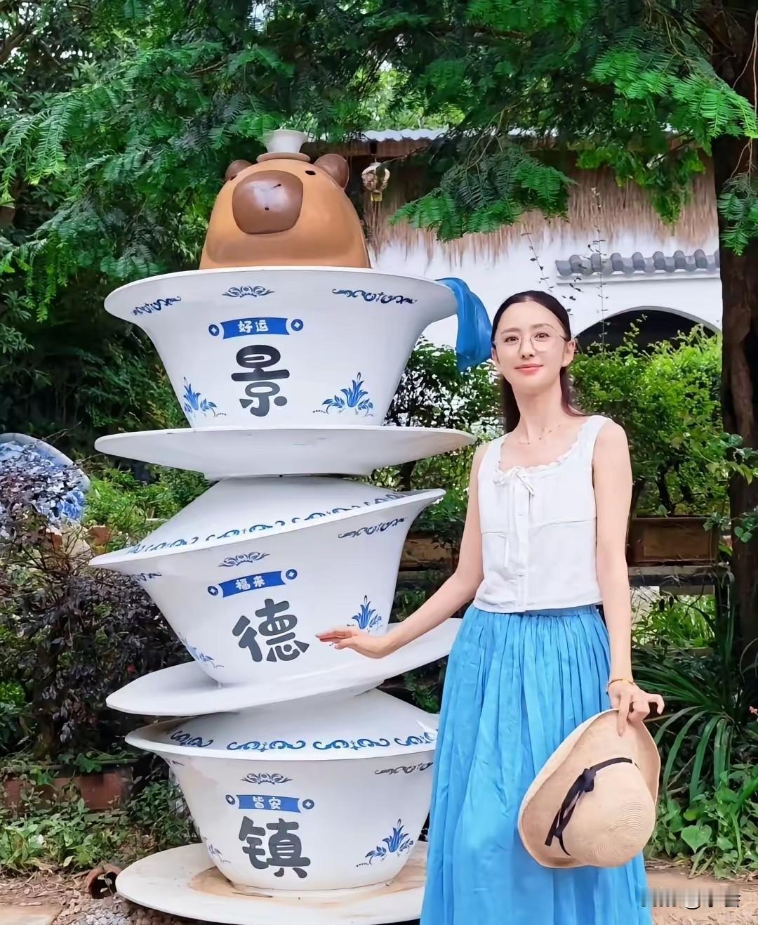 当古典美人遇见千年瓷都。
在景德镇的老巷里，
时间好像都慢了下来。
夕阳、陶土、