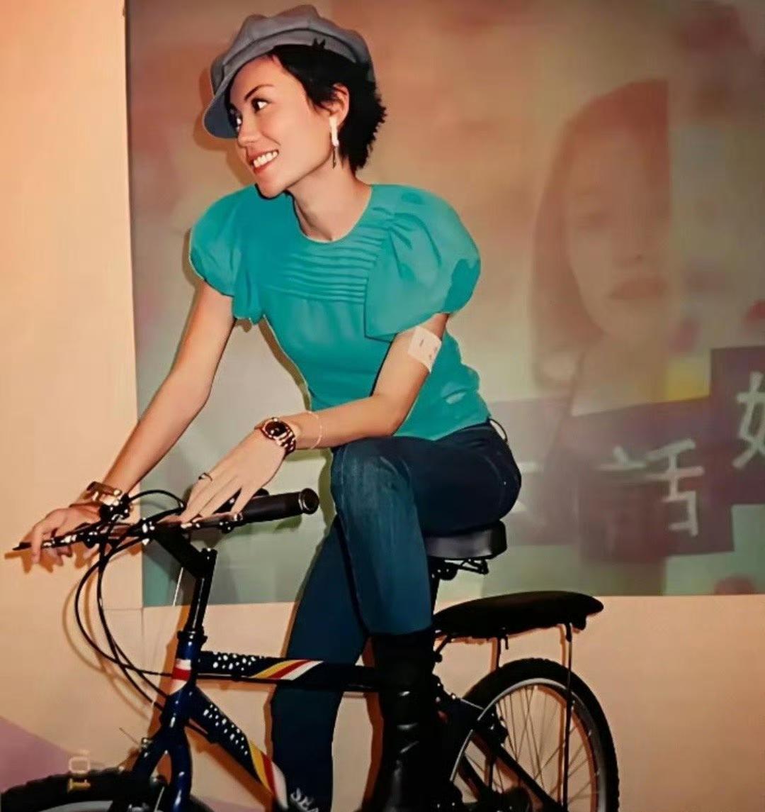 王菲2001年那造型，当年看特别有那股子时代味儿，现在再瞅瞅，嘿，居然还多了点复