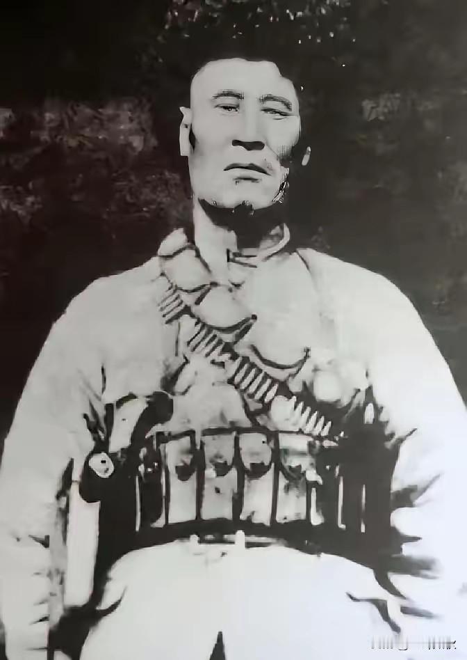 1949年12月13日，青海桥头镇的山野间。
解放军一军二师骑兵营正全速追剿溃逃
