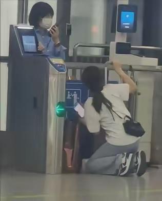 女子在南宁车务段错过高铁检票时间，下跪求检票员放行，让其进去。工作人员按规定未予