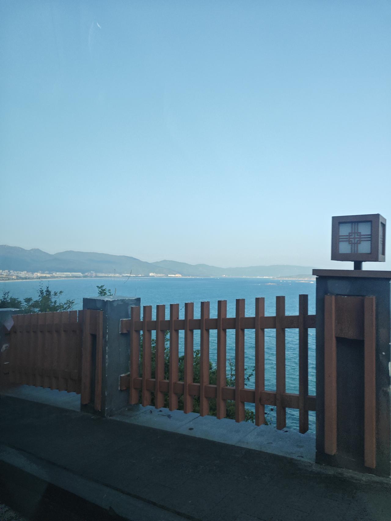 刷到一个视频：
男生月入近三万，女朋友月薪三千，二人订亲后，女生要求男生上缴工资