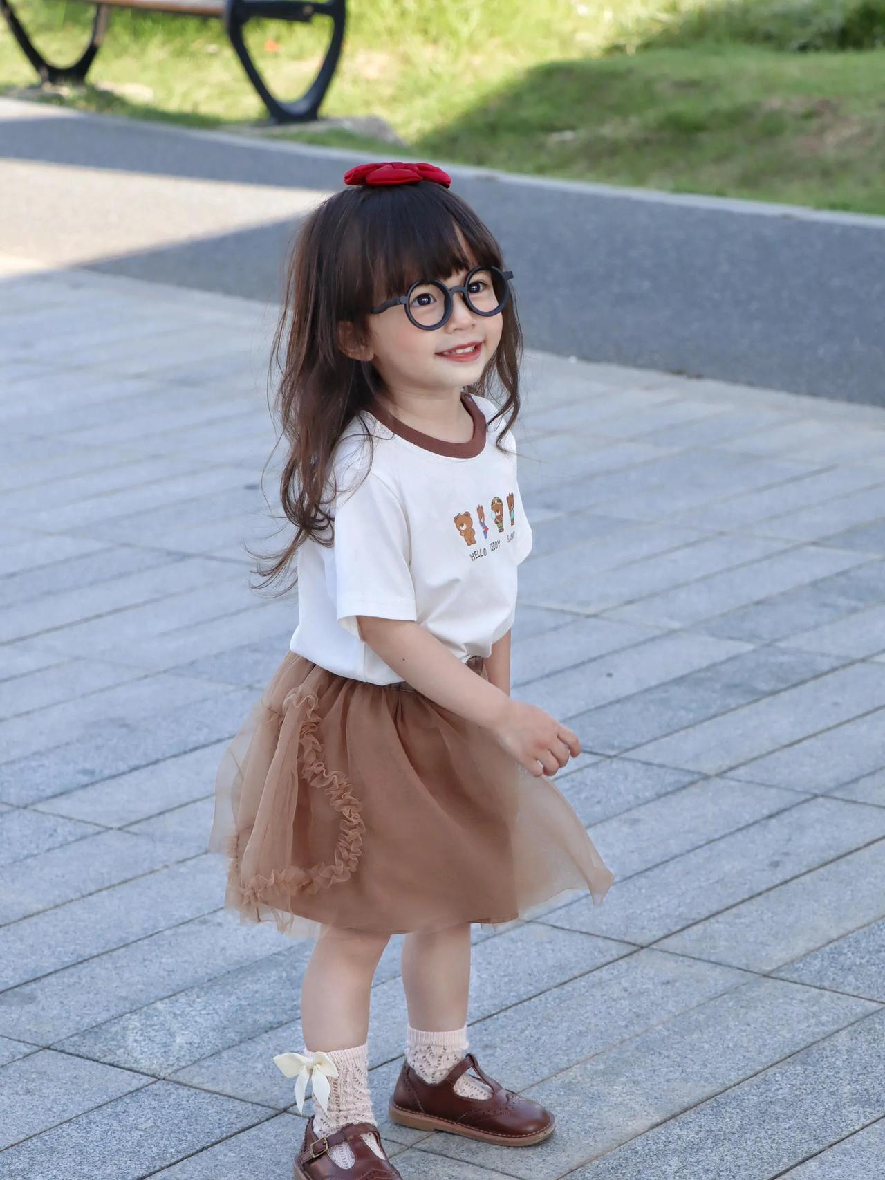 小萝莉的甜美穿搭红发带配眼镜可爱满分复古眼镜少女 活泼可爱