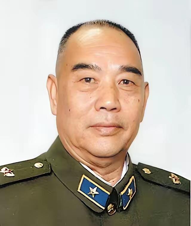 1958年，彭老总到兰州军区视察，吃饭时，他发现了一个干部很眼熟，便放下筷子看了