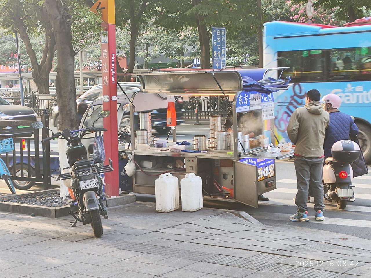 路边摊，卷成什么样了？
平常，早上我们常见的路边摊，通常是左下图这样的，一辆三轮