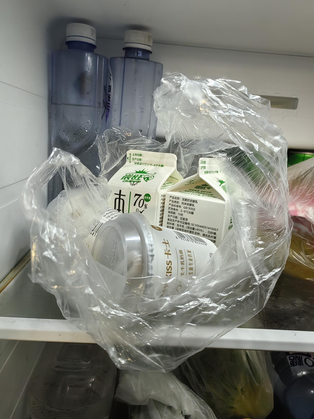 自家冰箱竟然会变戏法？
上午干完活，发现冰箱多出了4瓶酸奶。
我想想爸妈也不会买